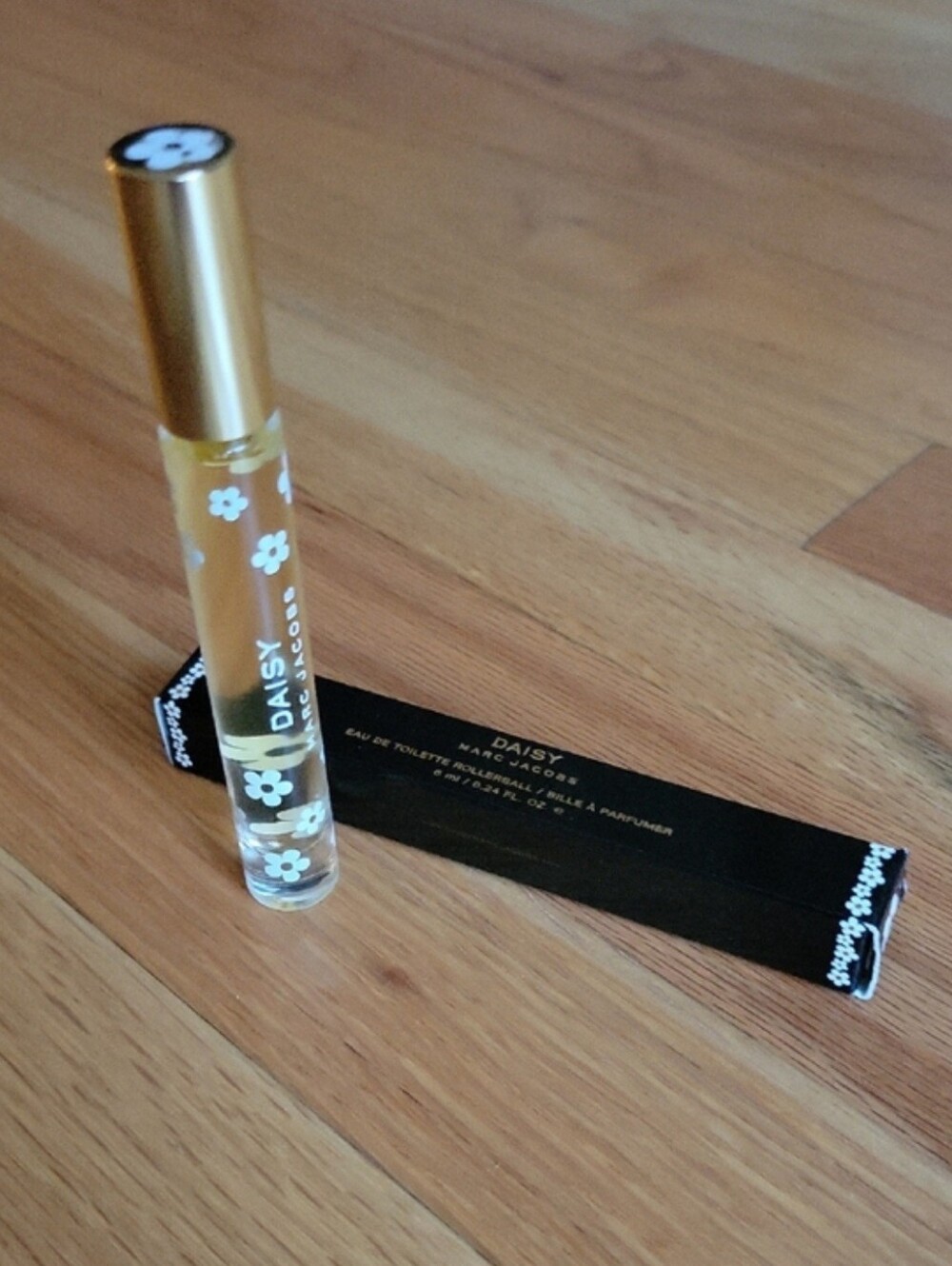 Marc Jacobs Daisy Rollerball — Gold & White Floral Accent
